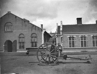 830761 Afbeelding van een kanon op het terrein van de Infanteriekazerne (Damlustkazerne, Mineurslaan 4) te Utrecht.